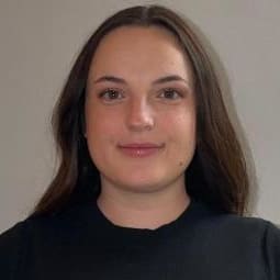 Headshot photo for Julia Bledsoe